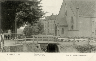 14705 Gezicht in de Kerkewijk met rijen loofbomen te Veenendaal; met rechts de voorgevel van de Gereformeerde Brugkerk ...